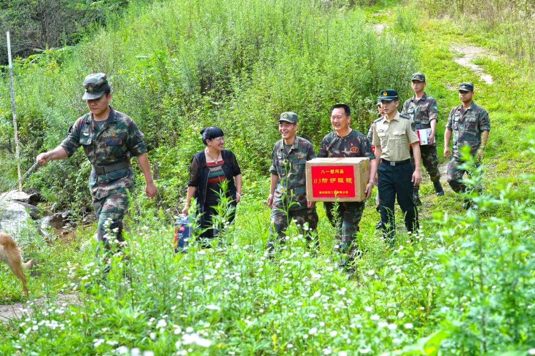 寶雞“最美退役軍人”潘永安回老部隊(duì)慰問戰(zhàn)友