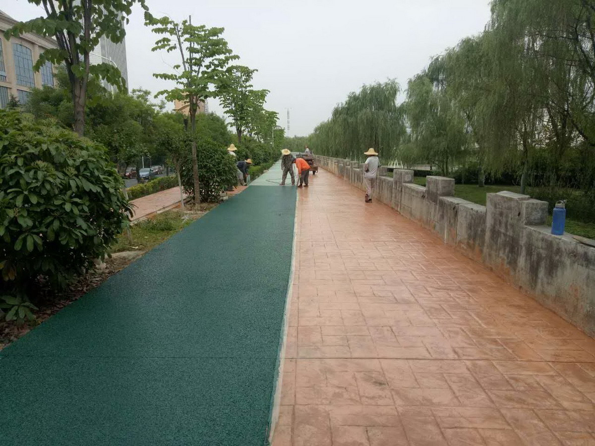寶雞市高新三路河堤壓花地坪