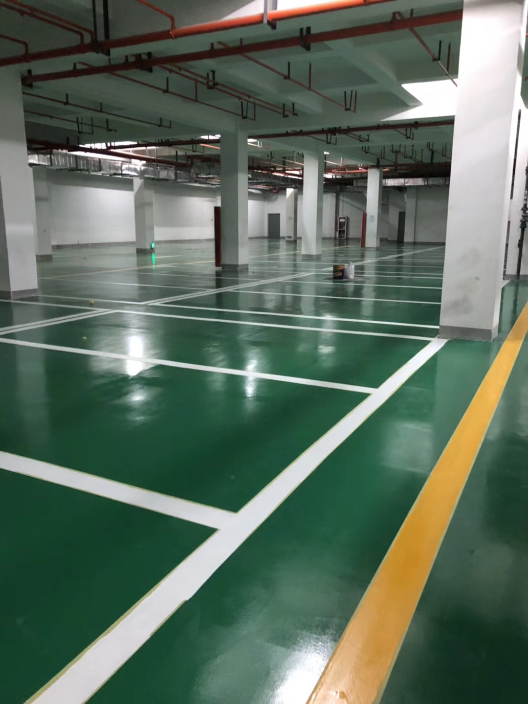 綠地新城小區(qū)環(huán)氧地下車庫